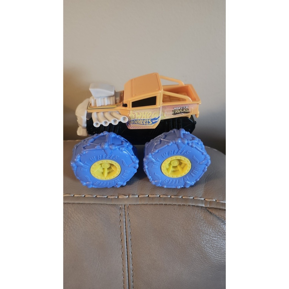 Hot Wheels Monster Trucks Twisted Tredz BONE SHAKER Orange & Blue Rev n Go Car +
